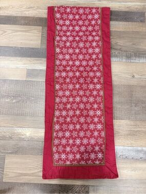 Red Snowflake Holiday Table Runner - Unbranded
